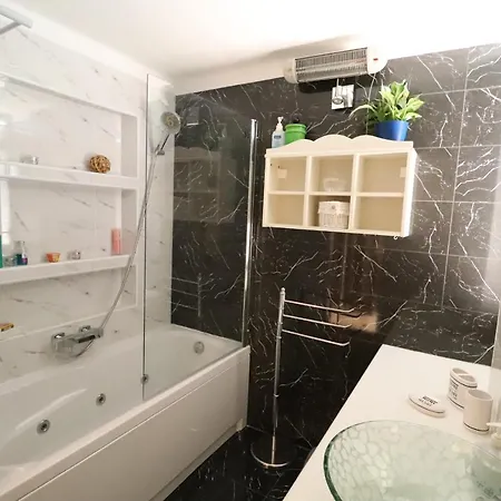 Deluxe Apartement With Private Small Pool